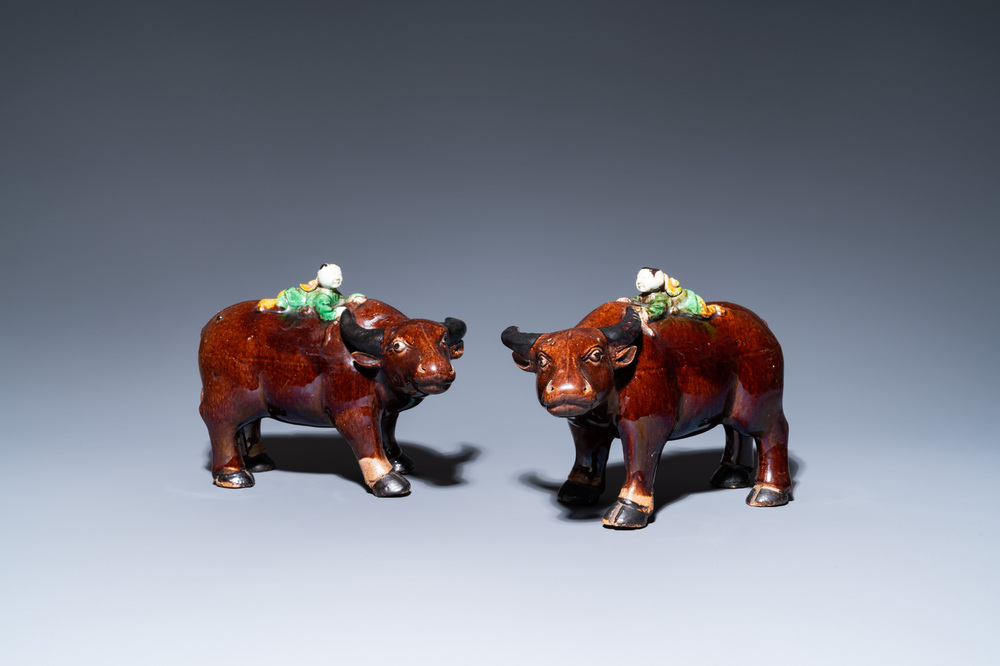 Une paire de groupes figurant des gar&ccedil;ons sur un buffle en biscuit &eacute;maill&eacute; vert, Kangxi
