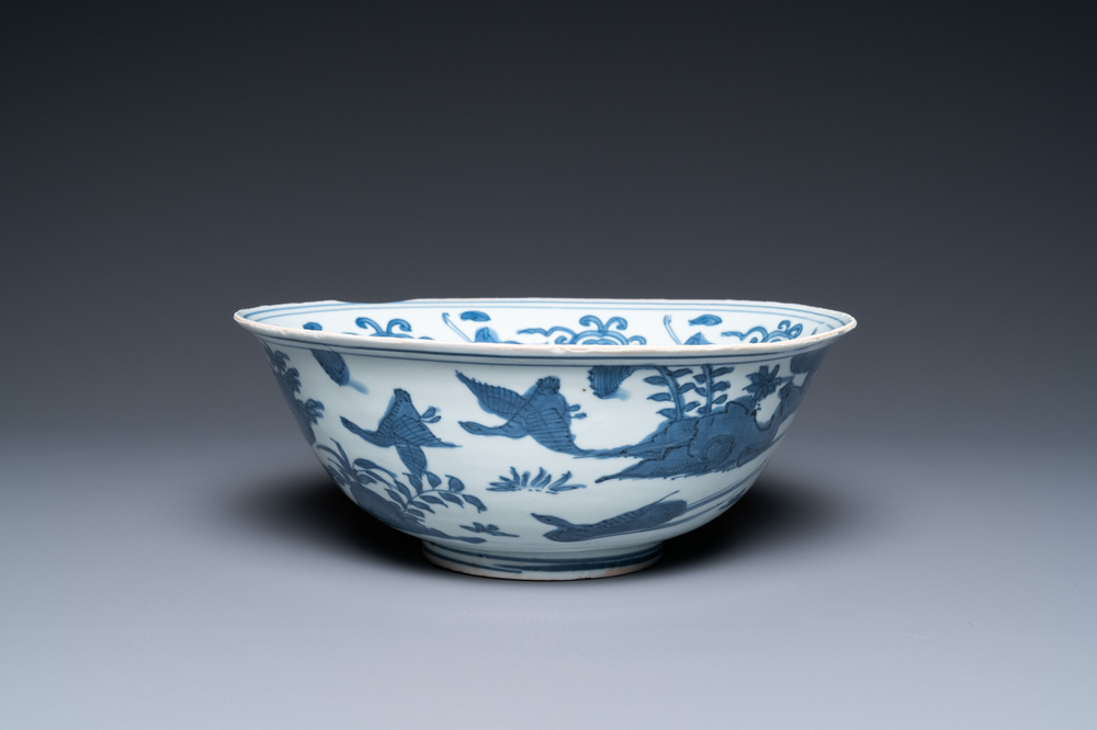 Un bol en porcelaine de Chine en bleu et blanc &agrave; d&eacute;cor de grues, Ming