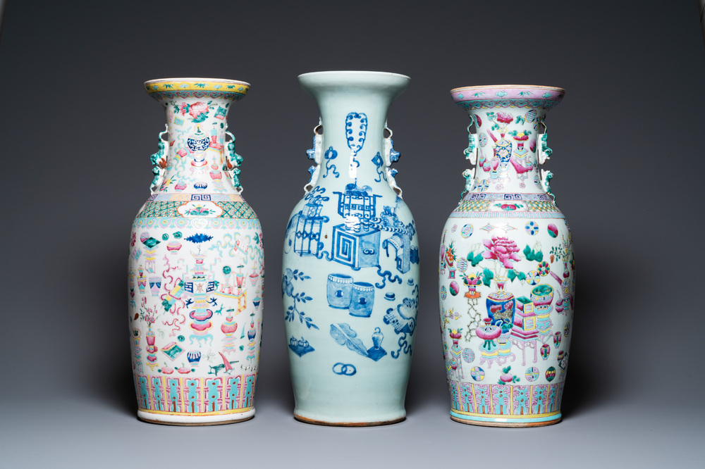 Deux vases en porcelaine de Chine famille rose et un en bleu et blanc sur fond c&eacute;ladon &agrave; d&eacute;cor d'antiquit&eacute;s, 19&egrave;me
