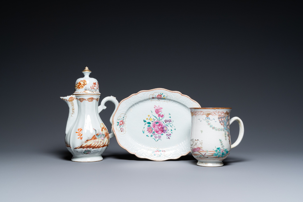 A Chinese famille rose coffee pot, a mug and an oval dish, Qianlong