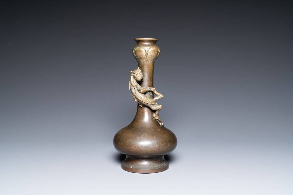 Un vase de type 'hu' en bronze, marque et &eacute;poque de Qianlong