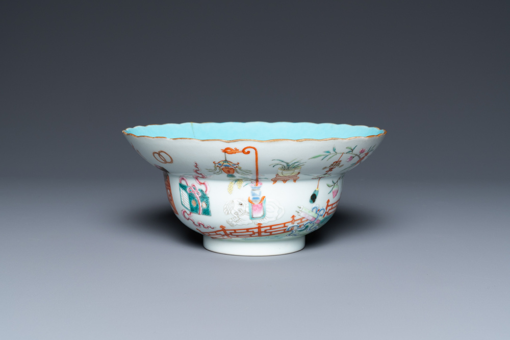 Un bol en porcelaine de Chine &agrave; d&eacute;cor 'bajixiang', marque et &eacute;poque de Jiaqing