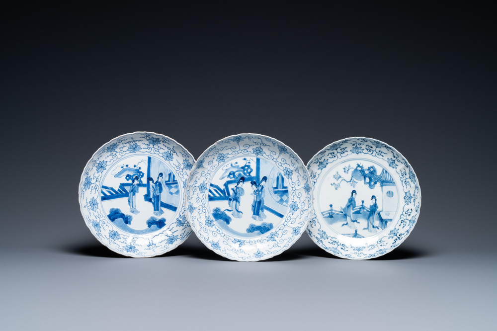 Drie Chinese blauw-witte borden, Chenghua en Jiajing merken, Kangxi