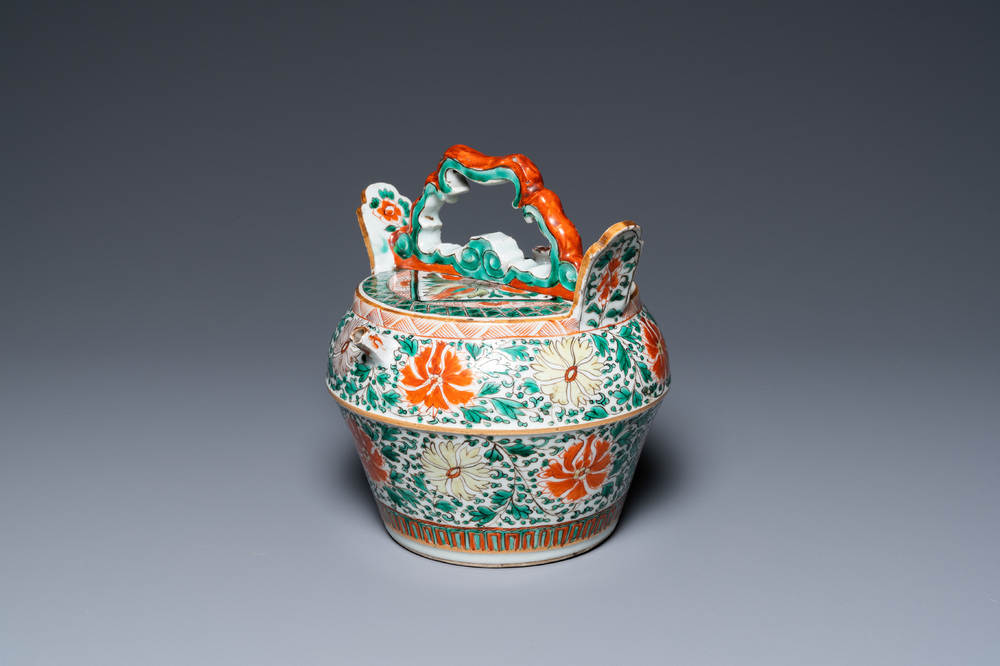 A Chinese famille verte lime pot and cover with floral design for the Vietnamese market, Kangxi
