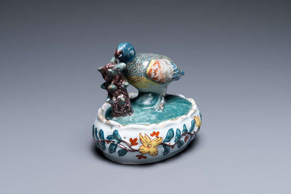 Een polychrome Delftse botervloot met een vogel, 18e eeuw