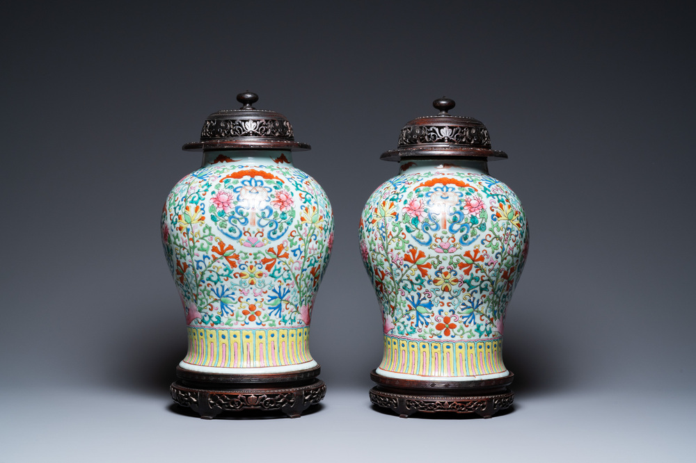 Een paar Chinese famille rose vazen met houten deksels en sokkels, 19e eeuw