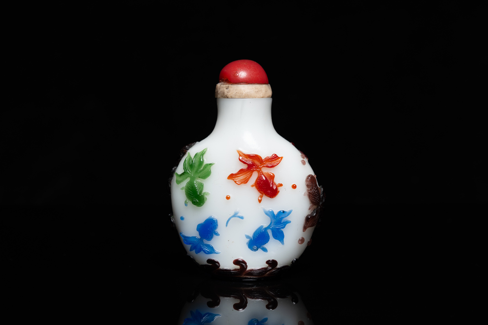 Une tabati&egrave;re en verre overlay &agrave; d&eacute;cor de poissons, Chine, 19&egrave;me