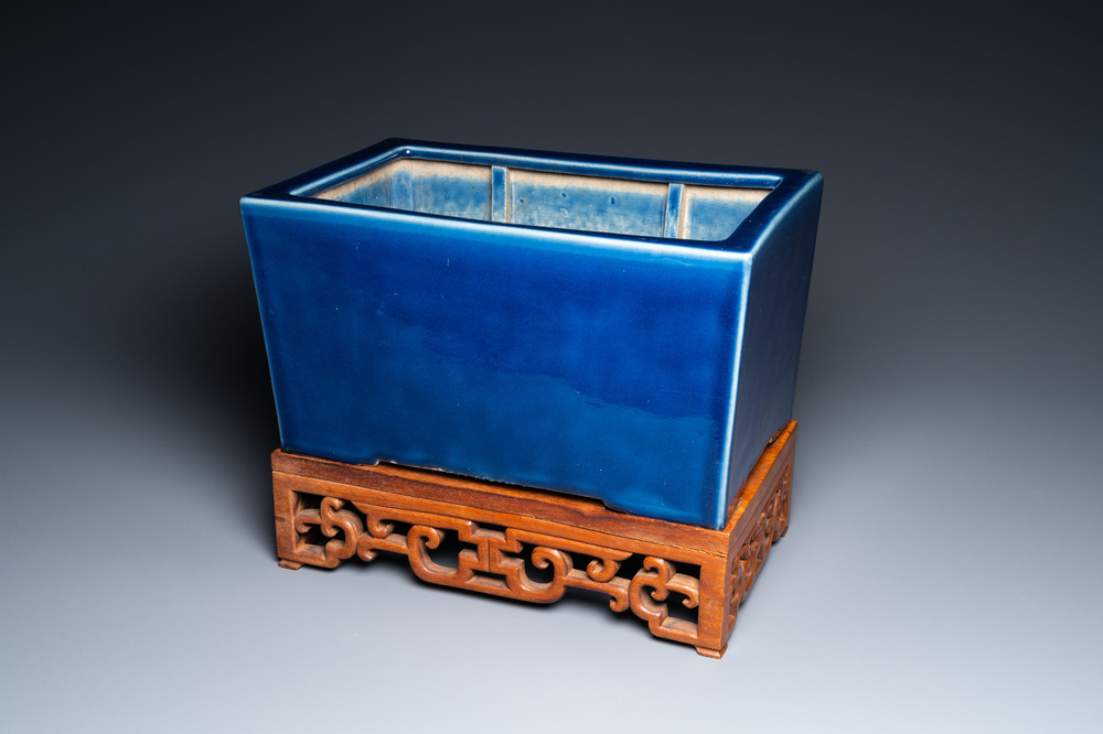 A Chinese rectangular blue-glazed jardini&egrave;re on wooden stand, 19th C.