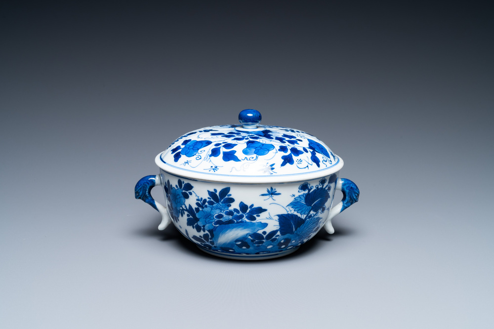 Une &eacute;cuelle couverte en porcelaine de Chine en bleu et blanc, Kangxi