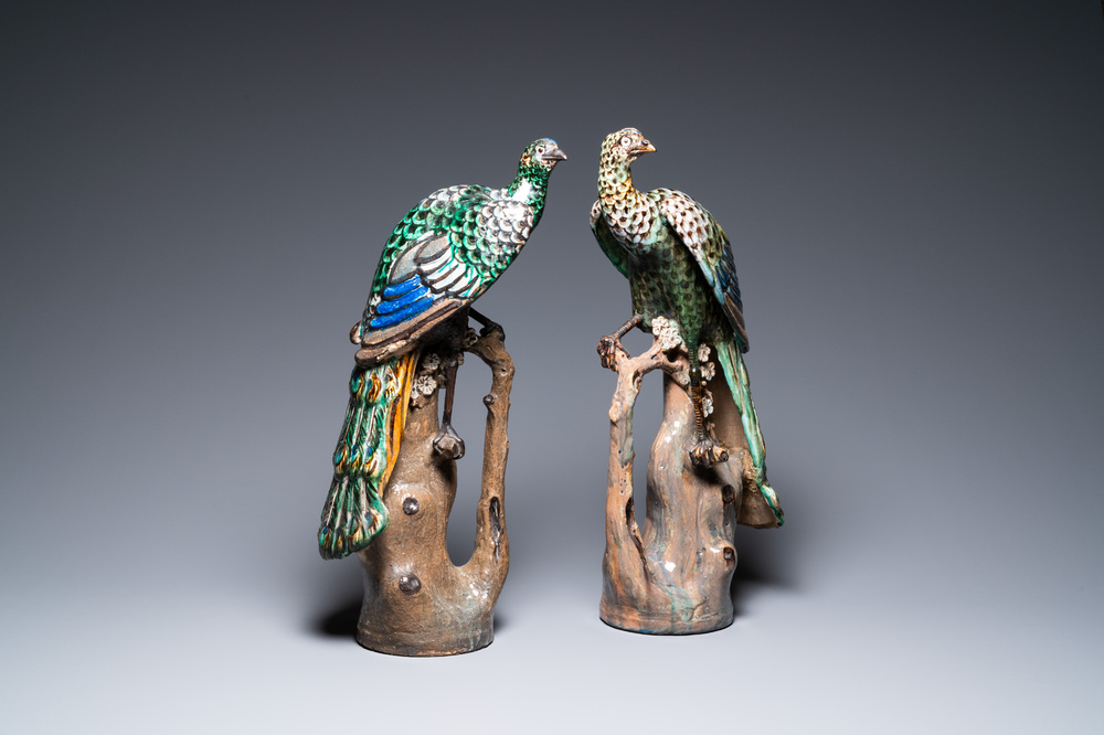 Une paire de grands paons sur tronques d'arbres en gr&egrave;s polychrome, Chine, Shiwan, 19&egrave;me
