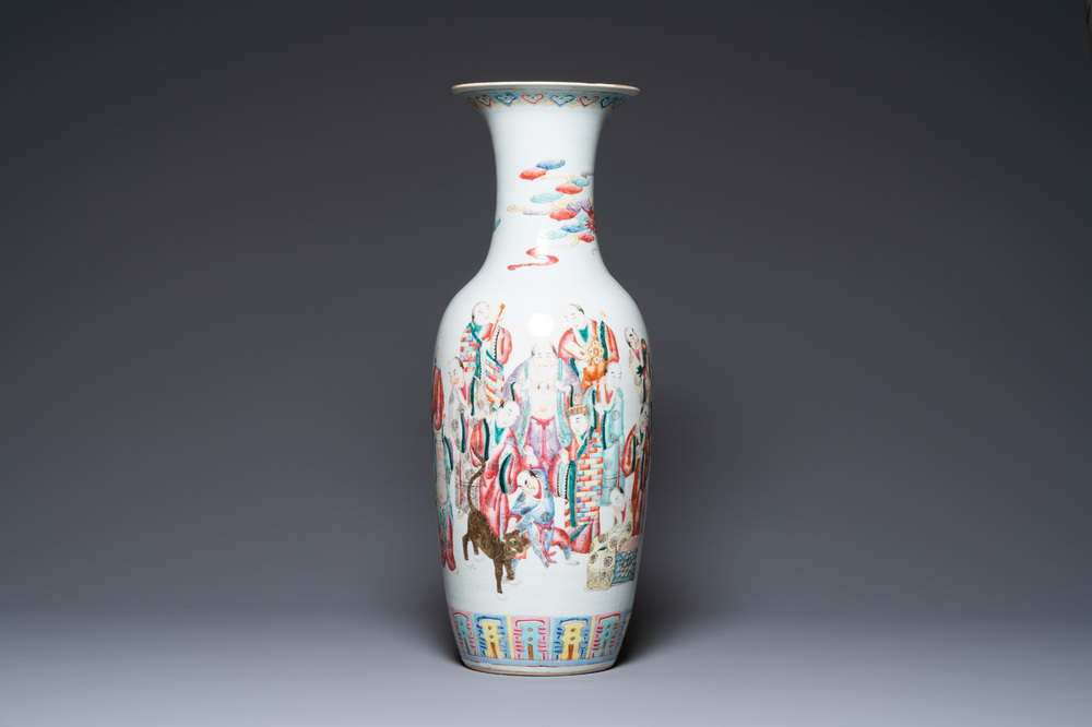Een Chinese famille rose '18 Arhats' vaas, 19e eeuw
