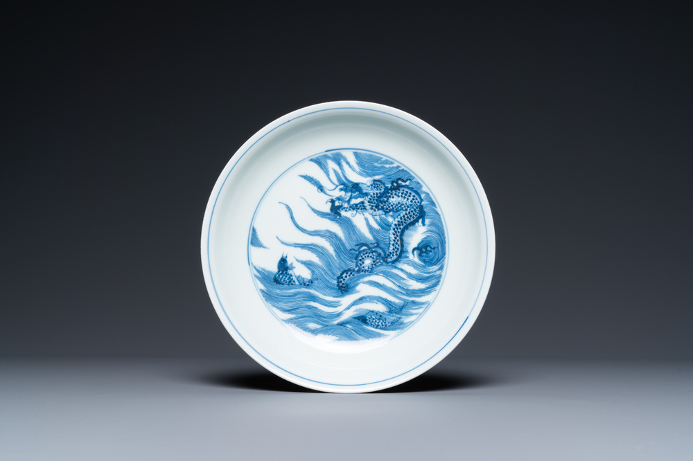 Een Chinees blauw-wit 'draak en karper' bord, Kangxi merk, Republiek