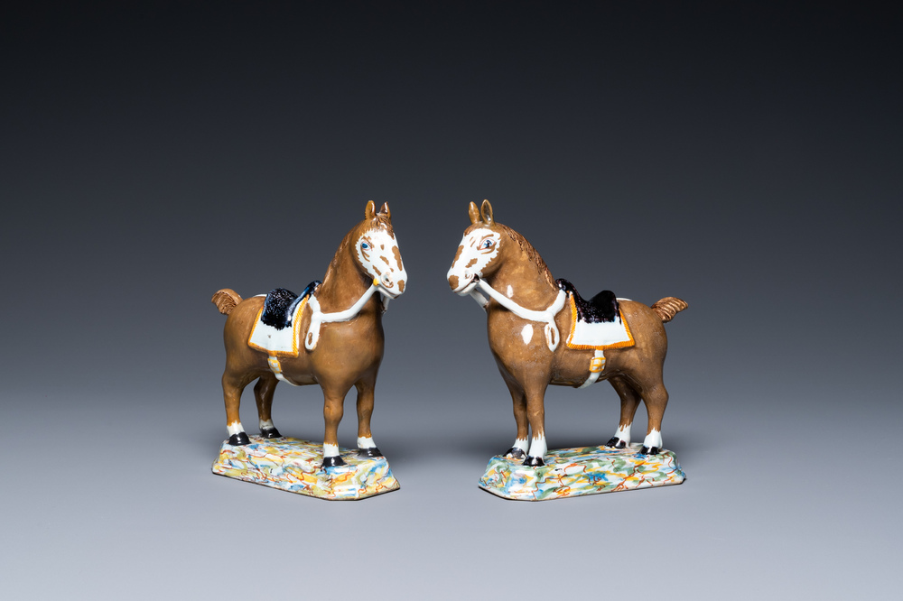 Een paar polychrome Delftse paarden, 18e eeuw