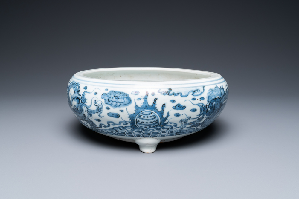 Een Chinese blauw-witte driepotige wierookbrander met draken, Kangxi