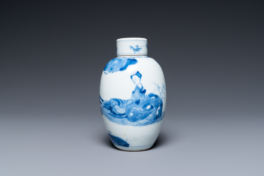 Een Chinese blauw-witte theebus met deksel, Kangxi