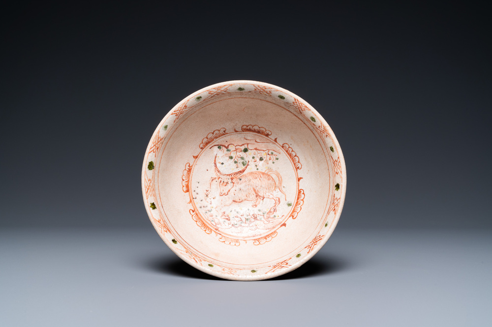 Een polychrome Vietnamese of Annamese kom met een buffel, L&ecirc;, 15e eeuw