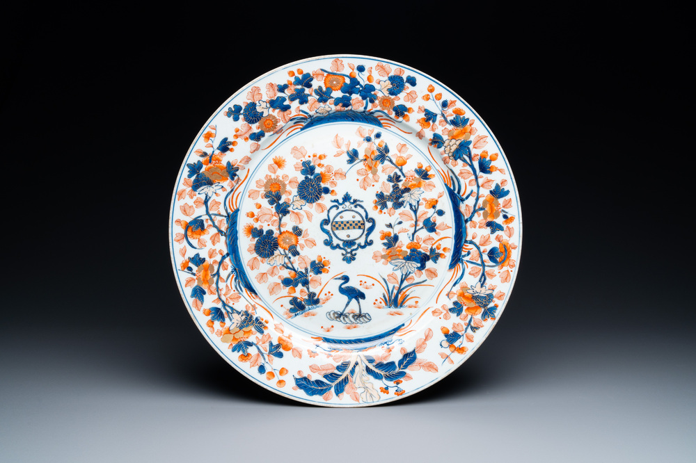 Een Chinese Imari-stijl wapenschotel voor de Amerikaanse markt met het wapen van Thomas Pitt, Kangxi