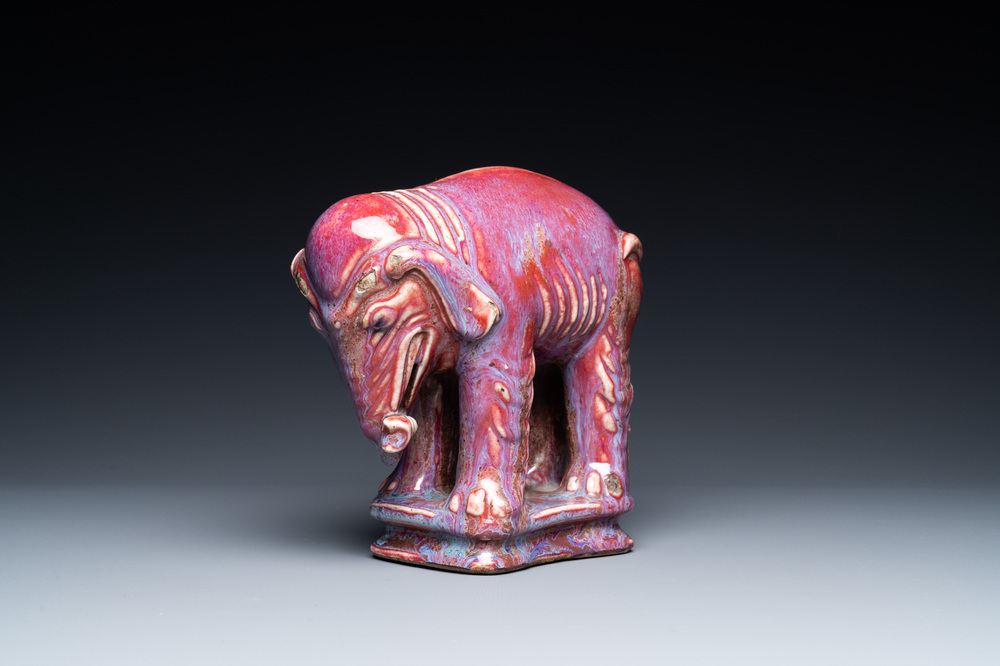 Un &eacute;l&eacute;phant en porcelaine de Chine &agrave; &eacute;mail flamb&eacute;, 19&egrave;me