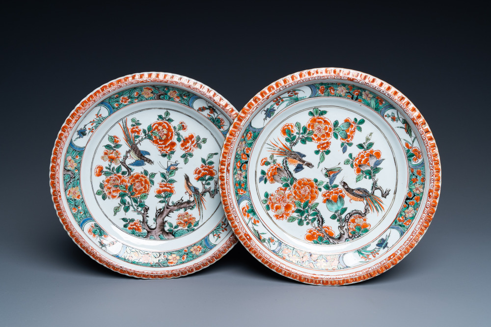 Une paire de plats en porcelaine de Chine famille verte &agrave; d&eacute;cor de pies et d'une sauterelle, Kangxi