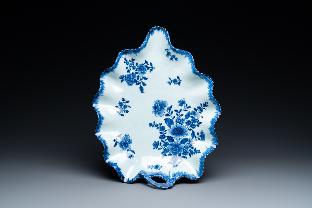 Een Chinese blauw-witte bladvormige schotel, Qianlong