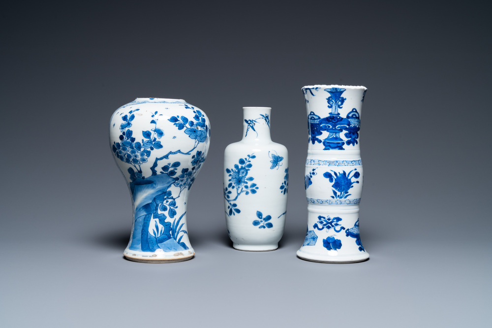 Trois vases en porcelaine de Chine en bleu et blanc, Kangxi