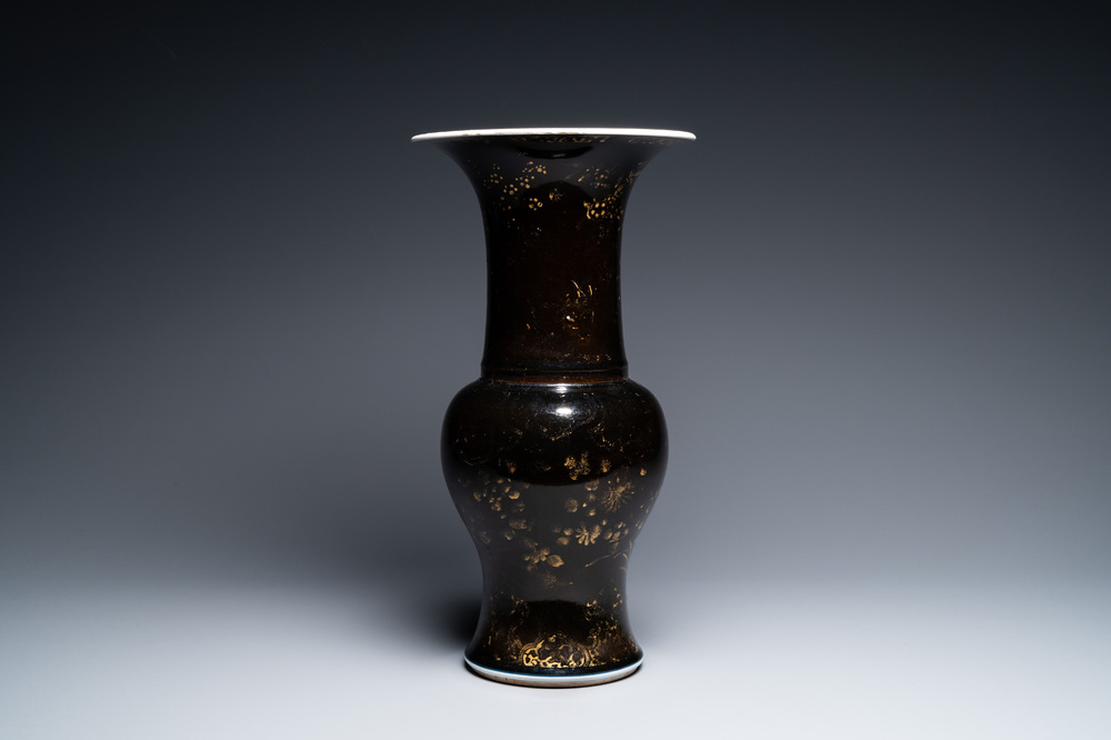 Un vase de forme 'yenyen' en porcelaine de Chine en noire monochrome &agrave; d&eacute;cor dor&eacute;, Kangxi