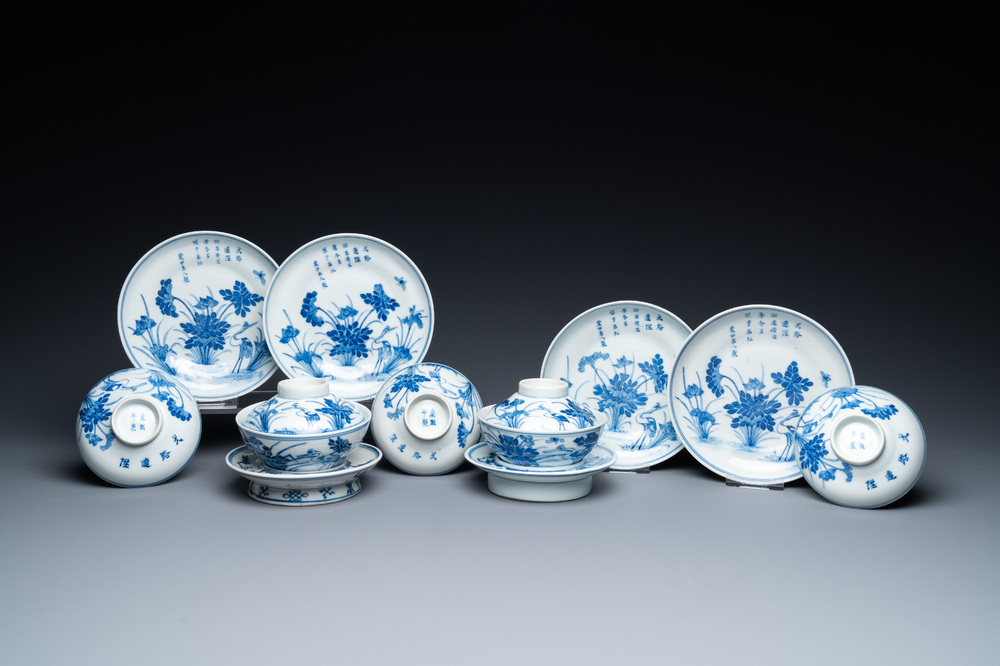 Une collection de bols de type 'gaiwan' et soucoupes en porcelaine de Chine en bleu et blanc, marque de Kangxi, 19&egrave;me