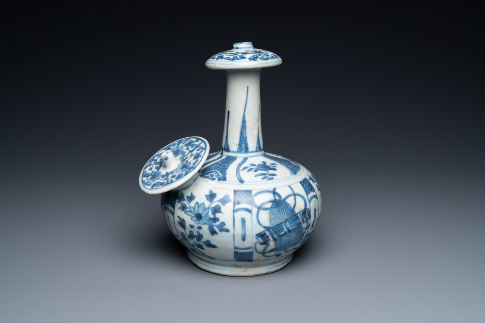 A Chinese blue and white kraak porcelain 'Hatcher cargo' Kendi, Transitional period