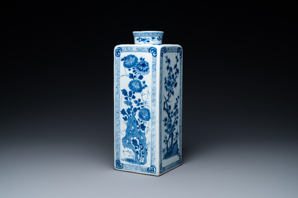 Une bouteille de forme carr&eacute;e en porcelaine de Chine en bleu et blanc, Kangxi