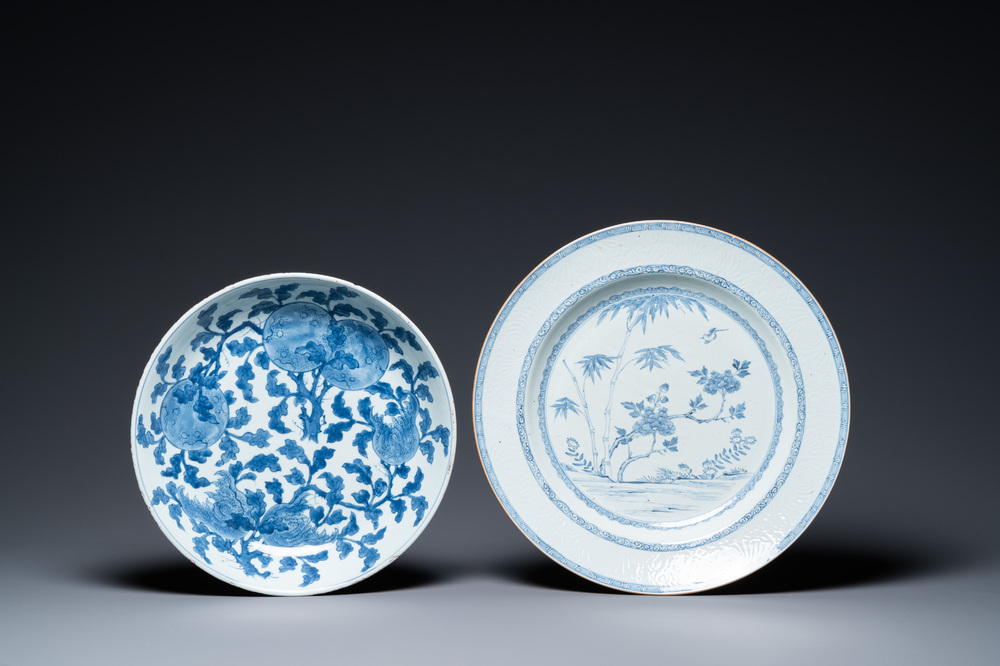Un plat en porcelaine de Chine en bleu et blanc &agrave; d&eacute;cor 'Sanduo' et un &agrave; d&eacute;cor des 'Trois amis de l'hiver', Kangxi &amp; Yongzheng