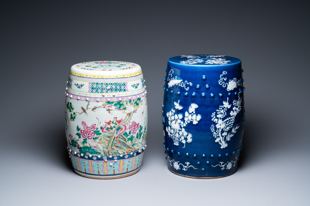 Twee Chinese tuinzitten in famille rose en wit-blauw porselein, 19e eeuw