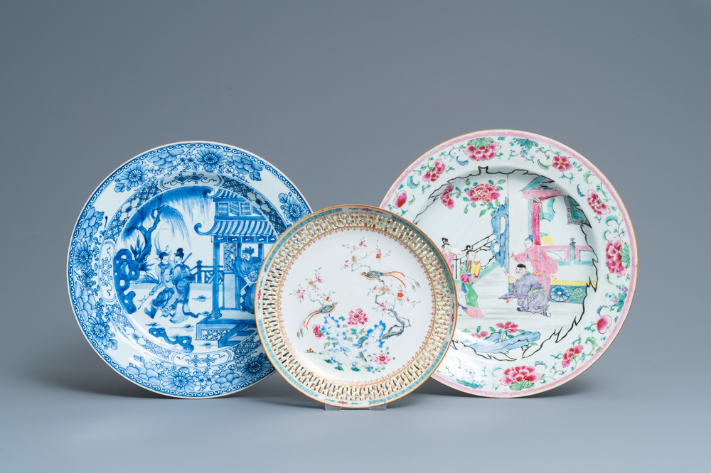Drie Chinese blauw-witte en famille rose schotels, Kangxi/Yongzheng