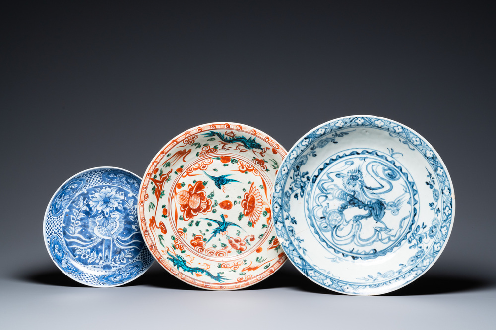 Trois plats en porcelaine de Chine dite 'de Swatow', Ming