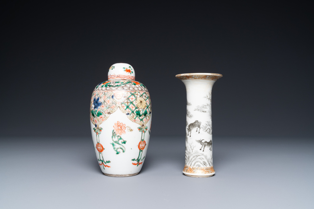 Une jarre couverte en porcelaine de Chine famille verte et un vase en grisaille et dor&eacute;, Kangxi et Yongzheng