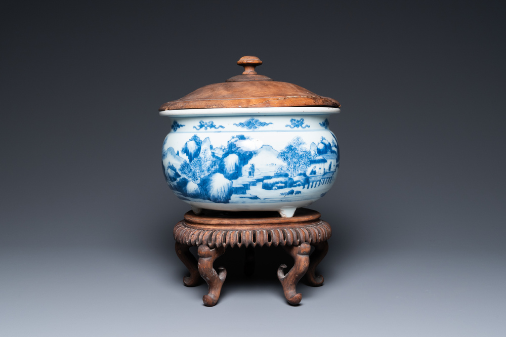 Un br&ucirc;le-parfum tripod en porcelaine de Chine en bleu et blanc, Kangxi