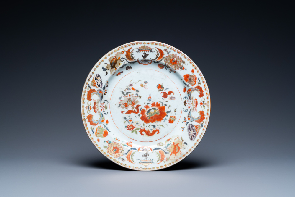 Een Chinees famille rose 'Pompadour' bord, Qianlong