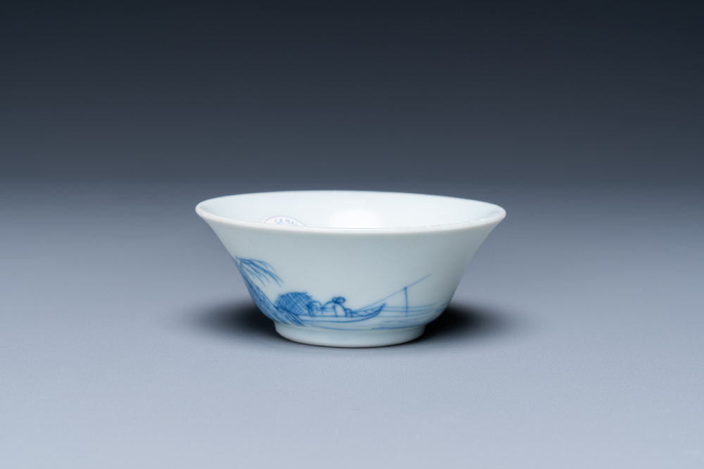Een Chinese blauw-witte wijnkom uit het Ca Mau scheepswrak, Yongzheng merk en periode