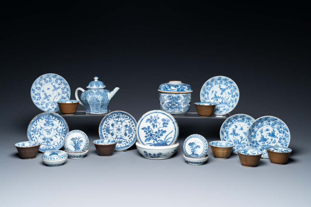 Een collectie Chinees blauw-wit porselein uit het Ca Mau scheepswrak, Kangxi/Yongzheng