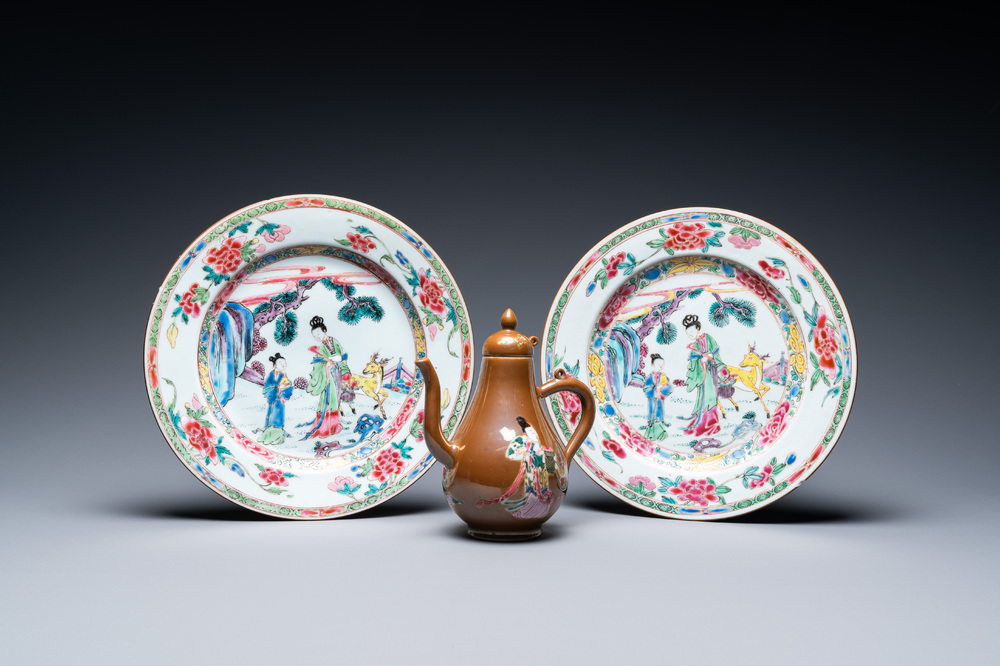 Une paire d'assiettes et une verseuse couverte en porcelaine de Chine famille rose, Yongzheng