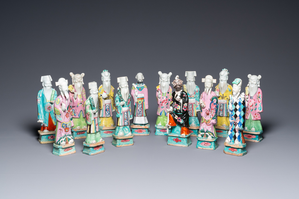 Veertien Chinese famille rose figuren van onsterfelijken, Qianlong/Jiaqing