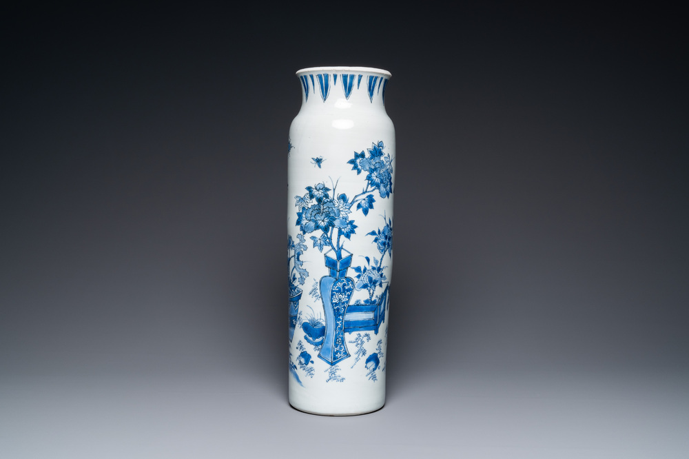 Een Chinese blauw-witte rouleau vaas met antiquiteiten, Transitie periode