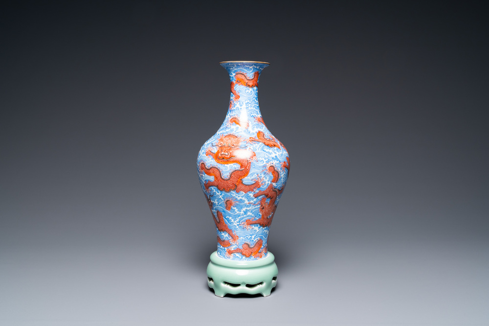 Een Chinese draaibare 'draken' vaas op celadon sokkel, Qianlong merk, 20e eeuw