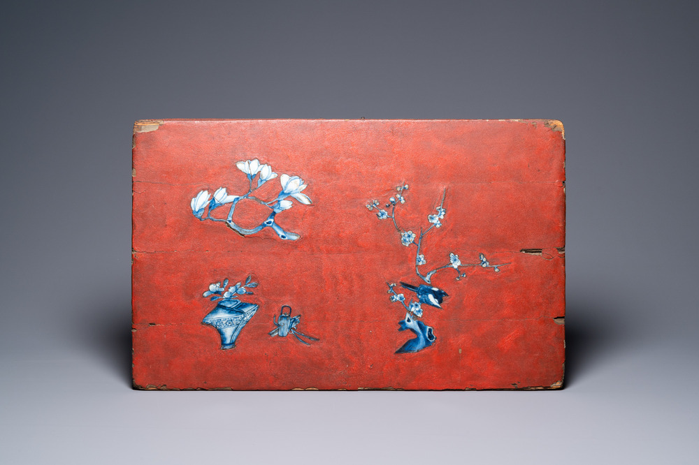 Un panneau en bois laqu&eacute; incrust&eacute; de porcelaine de Chine en bleu et blanc, 18&egrave;me
