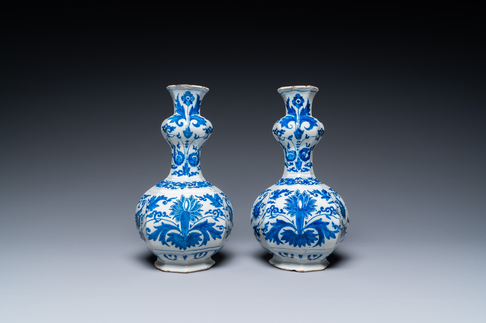 Une paire de vases en fa&iuml;ence de Delft en bleu et blanc, fin du 17&egrave;me