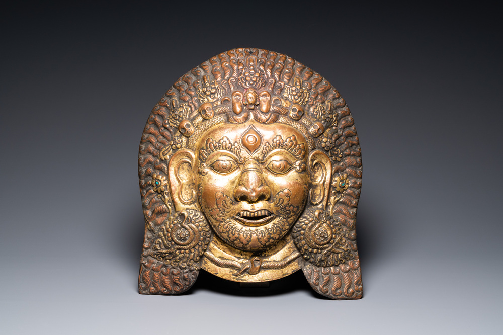 Un grand masque de Bhairava en cuivre dor&eacute; martel&eacute;, Tibet ou N&eacute;pal, 19&egrave;me