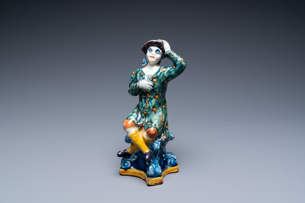 Une figure d'un homme assis en fa&iuml;ence polychrome de Delft, 18&egrave;me