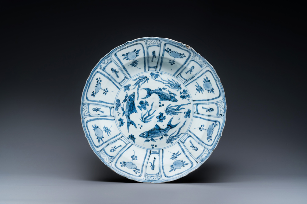 Un rare plat en porcelaine de Chine de type kraak &agrave; d&eacute;cor de trois poissons, Wanli