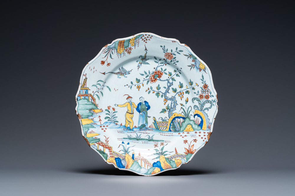 Un plat &agrave; bord contourn&eacute; en fa&iuml;ence polychrome de Rouen &agrave; d&eacute;cor pastoral, 1&egrave;re moiti&eacute; du 18&egrave;me