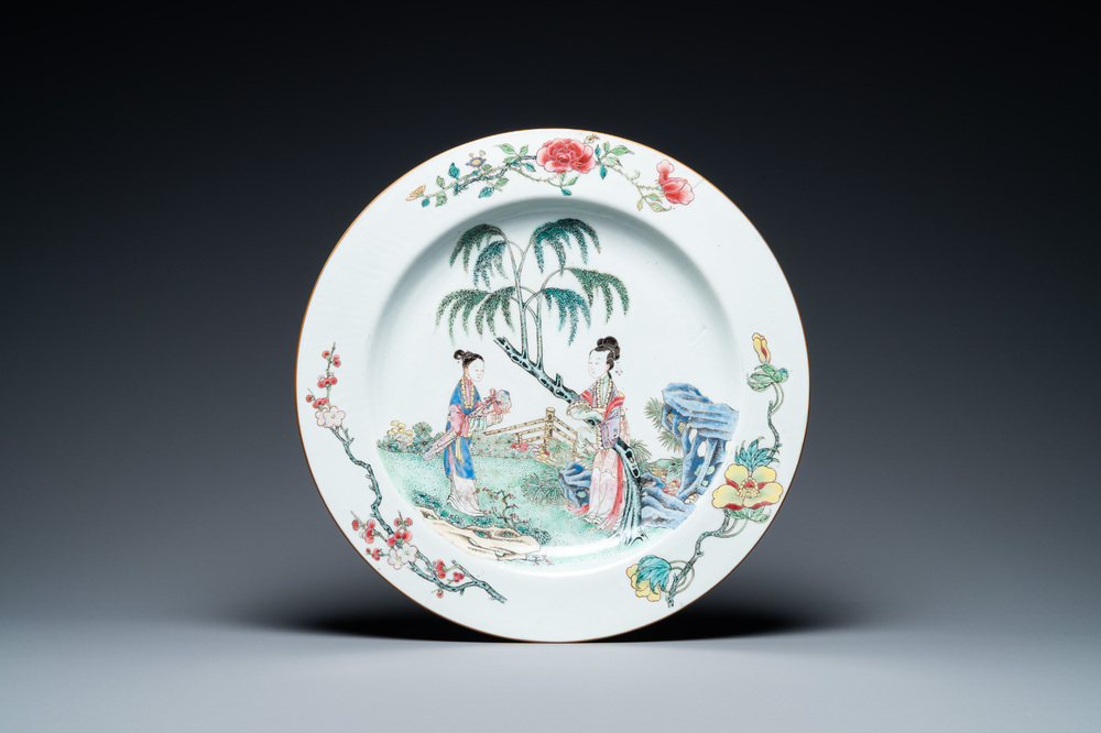 Een grote Chinese famille rose schotel met dames in een tuin, Yongzheng