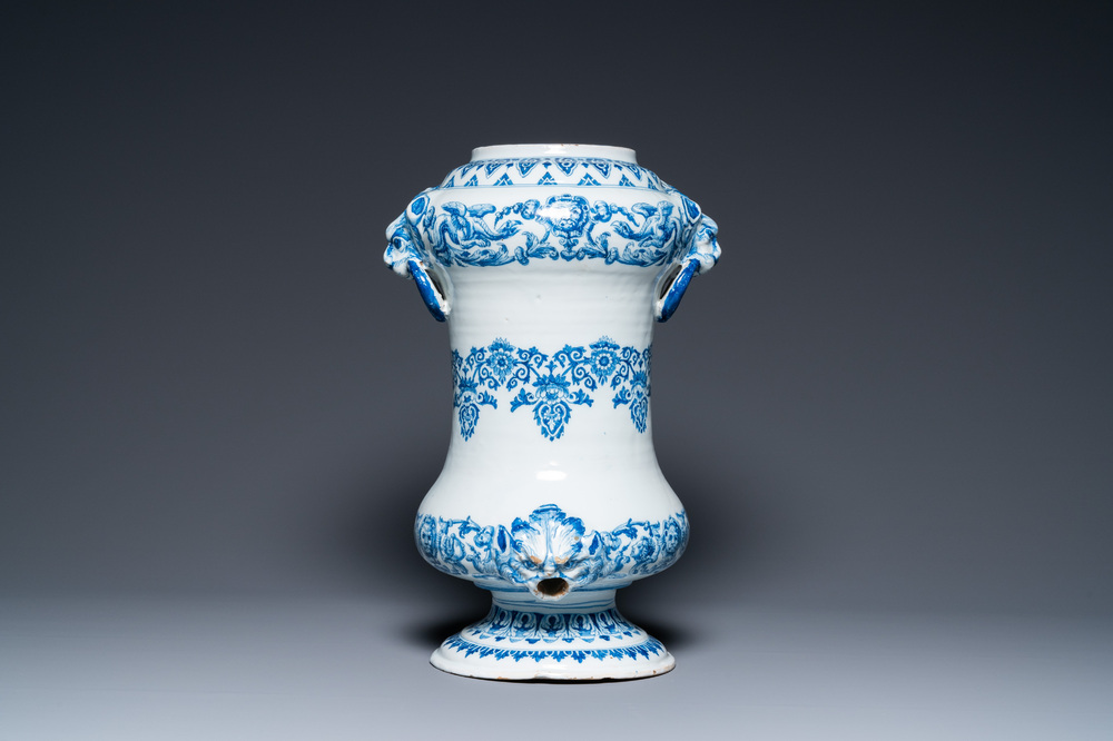 Een grote blauw-witte Delftse fontein in albarello-vorm, eind 17e eeuw